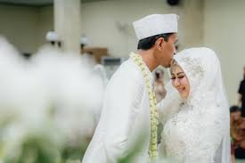 Tak hanya menunjukkan bukti bahwa ia telah resmi menikah, alexa juga menuliskan keterangan bahwa tudingan hamil di luar nikah itu tak benar. 9 Momen Akad Pernikahan Ini Wajib Banget Untuk Diabadikan Sayang Banget Kalau Lupa