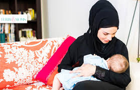 Dias pun memeriksa botol berisi susu itu didalam kulkas, namun ternyata tinggal sedikit. Penyusuan Susu Ibu Dari Bilik Bersalin Ke Rumah Furby Moms