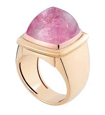 Vogue Paris In English Actualite Et Infos En Direct Vogue Fr Bague Bagues Cocktail Bague Cabochon