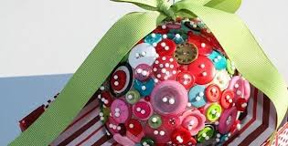 13 Idees Geniales Decorer Noel Avec Des Boules De Styromousse Arbre De Noel Fait Maison Maison De Noel Boule De Styromousse