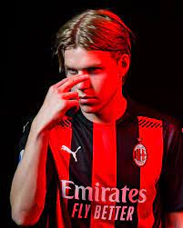 On the departure for several weeks, the norwegian winger of ac milan jens petter hauge arrives at eintracht frankfurt in the form of a loan with an option to buy under certain conditions, can we read in the press release. 433 Jens Petter Hauge Ac Milan Facebook