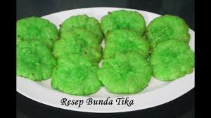 Kue cucur (indonesian) or kuih cucur (malay), known in thai as khanom fak bua (ขนมฝักบัว, pronounced kʰā.nǒm fàk būa̯) or khanom chuchun (ขนมจู้จุน or จูจุ่น), is a traditional snack from indonesia, and popular in parts of southeast asia, includes indonesia, malaysia. Resep Kue Cucur Pandan Super Enak Dan Praktis Ala Bunda Tika Youtube