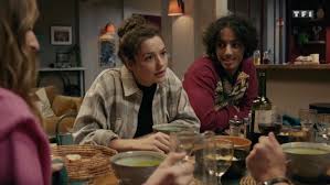 Après son aventure sans lendemain avec emma trevis (jouée par joyce jonathan), le. Demain Nous Appartient Spoiler Manon Presente Isam A Sa Famille Video Stars Actu