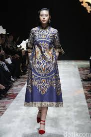 Lahir di tengah keluarga produsen batik asal surakarta, membuat go tik swan mencintai budaya jawa. Dkuap 2vdp0mjm