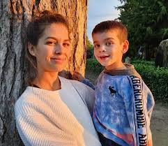 Előadására, az előadás bevételéből a covid miatt árván vagy félárván maradt gyermekeket támogató, regőczi istván alapítvány munkáját segíti 🙏. Ordog Nora Fia Rengeteget Valtozott Venci Igy Megnott Az Utobbi Honapokban Hazai Sztar Femina