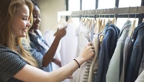 56% dos jovens afirmam que, eventualmente, compram roupas feitas para outros gêneros que não o deles. Geracao Z Gosta De Fazer Compras Em Lojas Fisicas Mercado Consumo