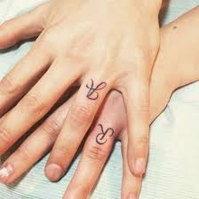 45 Trendy Ideen Fur Tattoo Paar Ideen Inspiration Ehering 45 Trendy Ideen Fur Tattoo Paar Ideen In 2020 Ehering Tattoo Ring Tattoo Hochzeit Hochzeit Tatowierungen