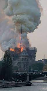 Maurice de sully, fils de paysan devenu évêque de paris en 1160, décide de construire une grande. Arde Catedrala Notre Dame Din Paris