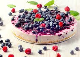 120 gr biscuiti ci ovaz, 50 gr biscuiti fragezi cu macha si migdale (optional), 50 gr unt topit, 2 linguri lapte, 250 gr crema de branza, 100 gr zahar alb, 4 caise bine coapte, 1 plic agar agar (5 gr)+50 ml apa, 200 ml smantana pentru frisca. Cheesecake Cu Fructe De PÄdure ReÈete Nestle