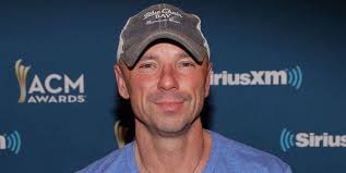 Country Music Fans Rally Around Kenny Chesney after He Shares Heartbreaking  Photo