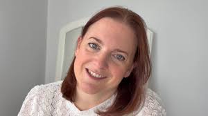 Amazon.com: Herbishh 染髮洗髮露適用於白髮– 天然染髮洗髮精– 幾分鐘內為頭髮著色– 可持續長達3-4 週– 500 毫升– 3  合1 髮色– 不含氨|