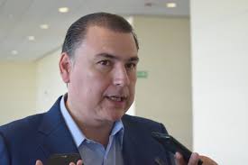 Dona Gerardo Peña su sueldo a Héroes de la Salud.