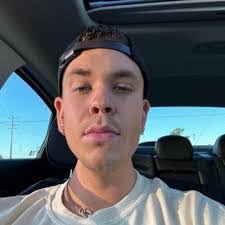 Alex Vance's Instagram, Twitter & Facebook