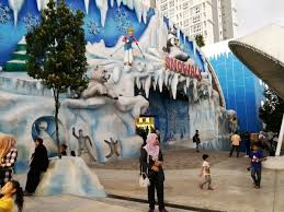 It would be a great place for those who would like to experience what is like to live in the arctic. Experiencing Winter Wonderland At Snowalk I City Shah Alam Let S Roll With Carol