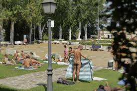 Per nudismo non ci si riferisce solamente alla pratica di prendere il sole in spiaggia svestiti, ma alla scelta più radicale di vivere a contatto con la natura. Un Dia En La Piscina Nudista De La Casa De Campo