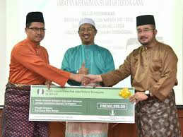 Hukuman berkenaan dijalankan di hadapan lebih 100 orang ramai di dalam dewan bicara 2, di mahkamah tinggi syariah kuala terengganu. Terengganu Rekod 1 077 Kes Ingkar Perintah Nafkah Trdi News