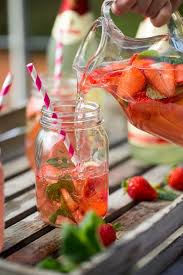 Rhabarber Erdbeer Bowle Mit Rotkappchen Alkoholfrei Alkoholfrei Alkoholfreie Bowle Erdbeer Bowle
