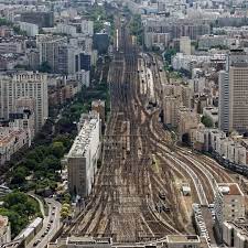la gare montparnasse ses voies son jardin atlantique vus depuis la tour montparnasse credit