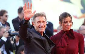 Jun 09, 2021 · ezio greggio e romina pierdomenico lui sta bene con lei anche perché «mi mantiene giovane», ha spiegato. Romina Pierdomenico Fidanzata Ezio Greggio Cosa Ne Pensano I Genitori