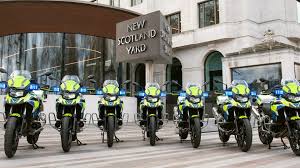 Motorcycle cop can handle his bmw r1200rt! London Police Scorpion Squad Receives Bmw F750gs Drivemag Riders