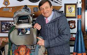 Mirosław hermaszewski (born 15 september 1941) is a former polish cosmonaut, fighter plane pilot, and retired polish air force officer. 40 Lat Temu Miroslaw Hermaszewski Polecial W Kosmos