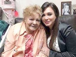 الممثلة السورية سلاف فواخرجي في زيارة لنادية لطفي Person Stars Peace Gesture