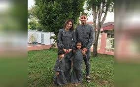 Bila tibanya raya, ramai mengenakan busana baru, berbaju kurung atau baju melayu. Melaram Dengan Baju Raya