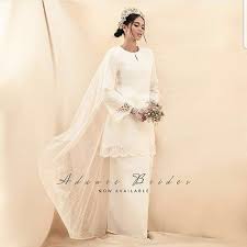 Malaysia is a nation rich with culture and these days, the style business is moving into a cutting edge heading conveying conventional components to another light. Baju Nikah Baju Kahwin Off White Kurung Pahang Adaure Women S Fashion Bridal Wear On Carousell