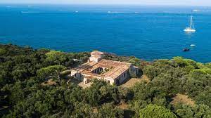 La police judiciaire de versailles ainsi que le parquet de melun, par la voix de la procureure ancien président de l'olympique de marseille puis ministre avant d'être inquiété puis condamné par la justice et de devenir comédien, bernard tapie se bat contre un. Bernard Tapie Au Tribunal La Justice Va Sans Doute Demanteler Son Empire Soirmag