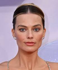 Margot Robbie Hairstyles And Haircuts