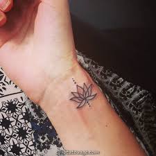 La fleur de lotus a non seulement un rendu magnifique en tant que dessin de tatouage, mais aussi une profonde signification, comme on peut le voir dans différentes cultures et religions du monde entier. Lotus Flower Tattoo Idees Pour Vous Excited Club Tatouage