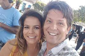 René tenta acalmar a namorada que fica chocada com a notícia de virar vovó Nivea Stelmann Posa Com Mario Frias Estamos Com A Mesma Cara De Malhacao Nao Acham Quem Quem News