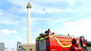 Di puncak monas, tersedia teropong jarak jauh untuk melihat pemandangan jakarta dari atas monumen yang tingginya lebih dari. Kawasan Monas Batal Dibuka Kembali Pada 20 Juni 2020 Wartakota Travel