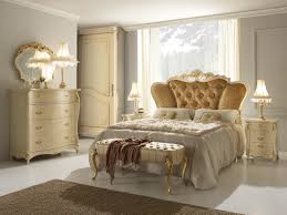Tutti i modelli di camere da letto classiche di lusso che abbiamo in esposizione sono esclusivi e affascinano grazie a lavorazioni artigianali del legno ed estrema perfezione nella realizzazione delle rifiniture. Camera Da Letto Classica Silvia Arredamenti Franco Marcone