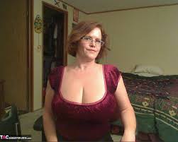 MishaMILF - Red Velvet Top 3 Pics