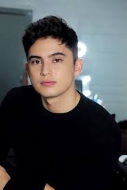 serving looks, no filter needed — lee hyeri 💅