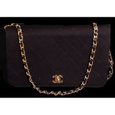 Parcourez notre sélection de sac chanel : Sac Chanel Matelasse En Tissus Chaines En Cuir Et Plaque Or Vendu Chez Cbbo Bordeaux