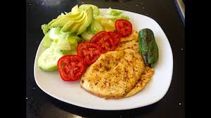 Corta la pechuga de pollo para asegurarte de que esté completamente cocinada. Pechugas De Pollo A La Plancha Facil Y Rapido Youtube