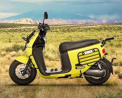 gogoro 2 系列智慧雙輪 顛覆你對電動機車的想像 125 cc 等級的馳電飛奔 比加油更方便的電池交換網路 是你最超值的智慧電動車 dengan gambar motor jalanan motor