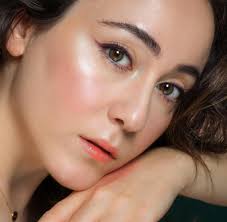 She has gained widespread popularity there for her frequent detailed makeup. Hatice Schmidt Jede Schule Hatte Gangs Und Banden Sagt Die Influencerin Welt