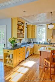Bright Yellow Country Kitchen Homedecor Color Modern Decor House Interior Design Modern Decor Inspiration Design Tr Haus Kuchen Kuchentrends Landhauskuche