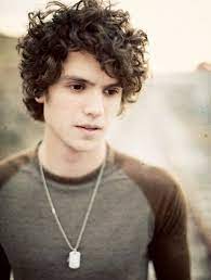 See more ideas about guys, beautiful men, handsome men. Stile Di Capelli Corti Da Uomo Brown Curly Hair Curly Hair Styles Curly Hair Styles Naturally