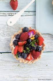 Une Delicate Tartelette Crue Aux Fruits Rouges Avec Une Pointe De Menthe Recette Recette Tarte Aux Fraises Recette De Tartelette Saines Gourmandises