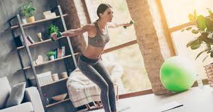.de mancuernas en casa, debes saber que puedes realizar variedad de ejercicios con ellas, pero para que logres un entrenamiento completo y equilibrado, a con esta rutina podremos trabajar todo el cuerpo usando mancuernas, nuestro cuerpo y una silla, un escalón, libro u otro objeto que permita. Top De Ejercicios Con Pesas Para Hacer En Casa O En El Gym Ejercicio 1