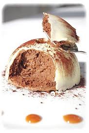 Dome De Mousse Au Chocolat Au Coeur Coulant De Caramel Sur Son Croustillant Pralinoise Confessions D Une Gourmande Recette Gateaux Et Desserts Croustillant Pralinoise