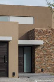 Cuando se utiliza como material la piedra natural para revestir una fachada, se logra un efecto de calidez que muchos otros materiales no pueden lograr, inclusive se podría decir que le otorga un plus de distinción. Minimalistas Piedra Fachadas De Casas Pequenas