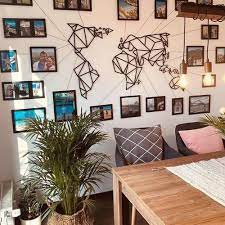 Cet effet est obtenu à l'aide de la déco murale en bleu pétrole , mise en valeur par une frise blanche et par les chaises élégantes et blanches. Decoration Salle A Manger Des Murs Modernes Et Creatifs Artwall And Co
