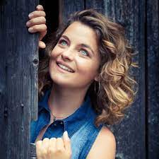 Die schauspielerin ronja forcher hat in der bergdoktor schauspieler, cast & crew. Ronja Forcher Veroffentlicht Ihre Erste Single Danke Der Bergdoktor Offizieller Fanclub Zur Beliebten Zdf Reihe
