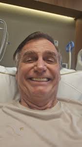 🚨GRANDE DIA: O presidente Bolsonaro retirou hoje a sonda nasogástrica que  servia para extrair líquido do seu estômago. Ele está de volta!🙌🏻🇧🇷
