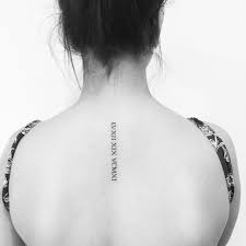 Num universo que tem o negro e a descrição quase máxima como leis não escritas, quem era aquela miúda que gostava de usar vestidos, de cantar descalça e que mostrava, com orgulho, as. Pin De Gisela Galvan Em Tatuajes Y Piercings Tatuagens